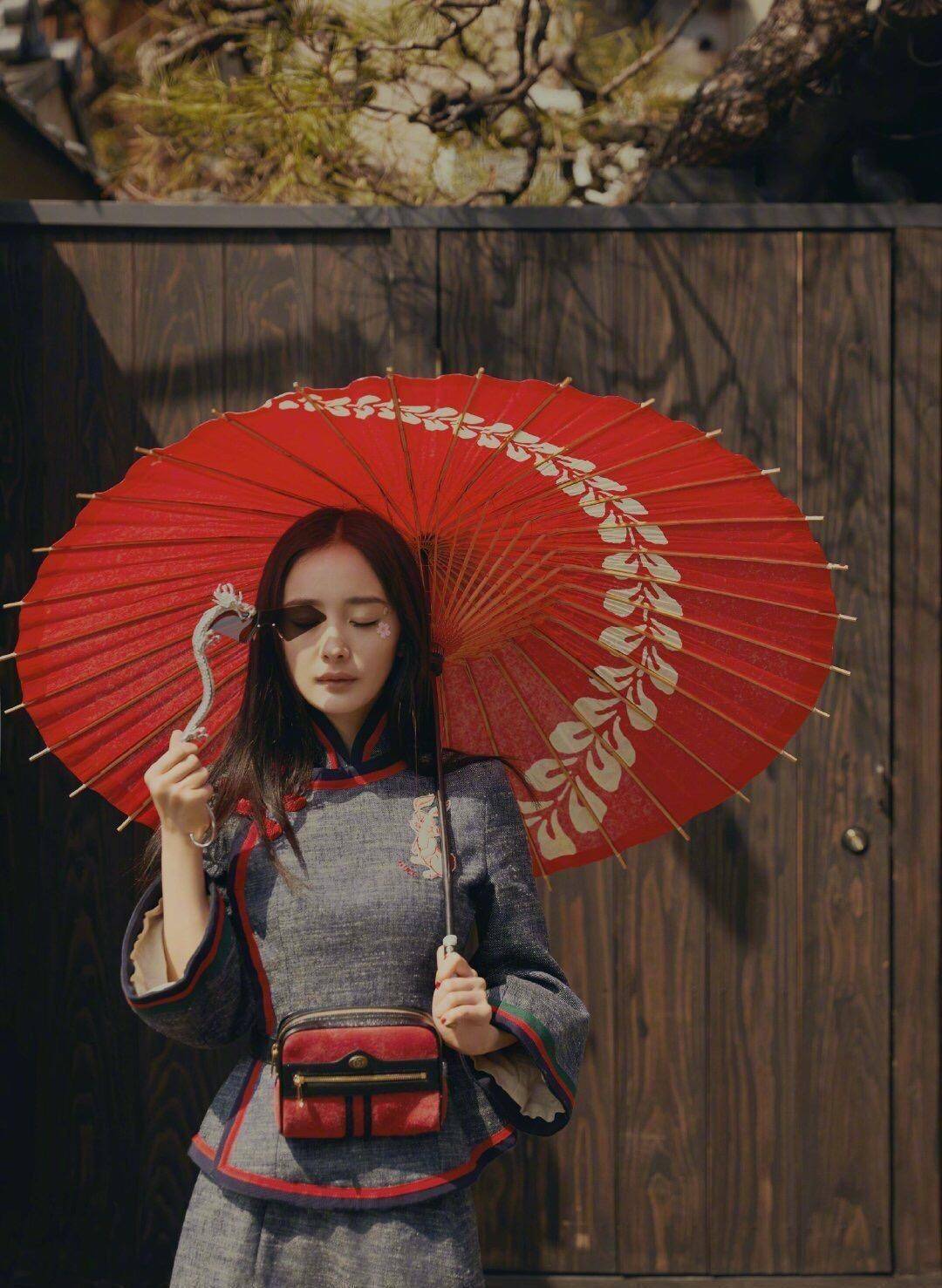 杨幂站的笔直气质终于提升！最美大片刷爆好仪态，终于不像小老太