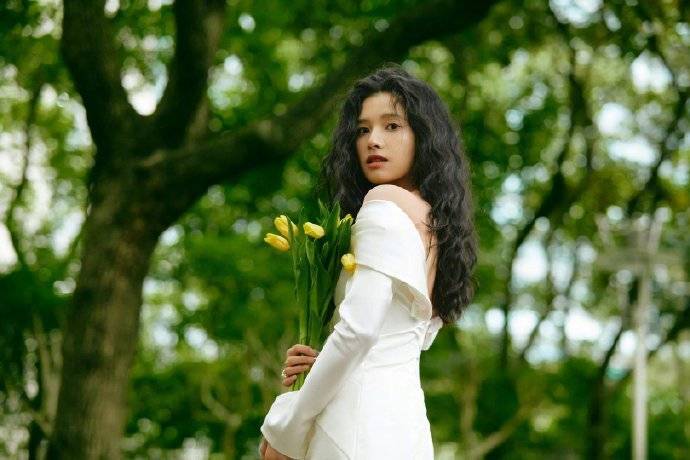 张婧仪深V裹身长裙大秀香肩玉背！港风造型太有女人味了-7