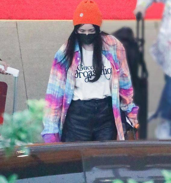 杨幂站的笔直气质终于提升！最美大片刷爆好仪态，终于不像小老太