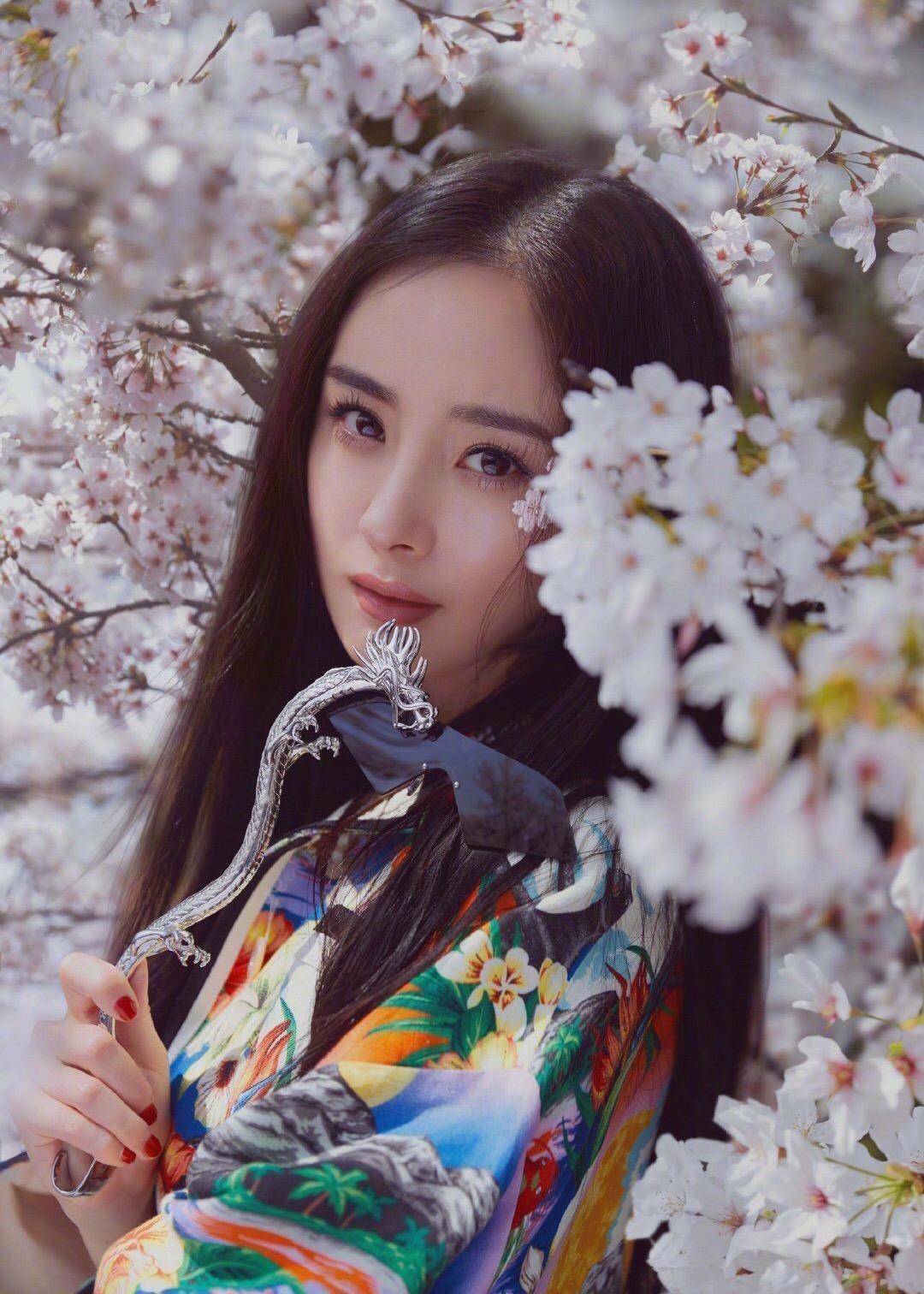 杨幂站的笔直气质终于提升！最美大片刷爆好仪态，终于不像小老太