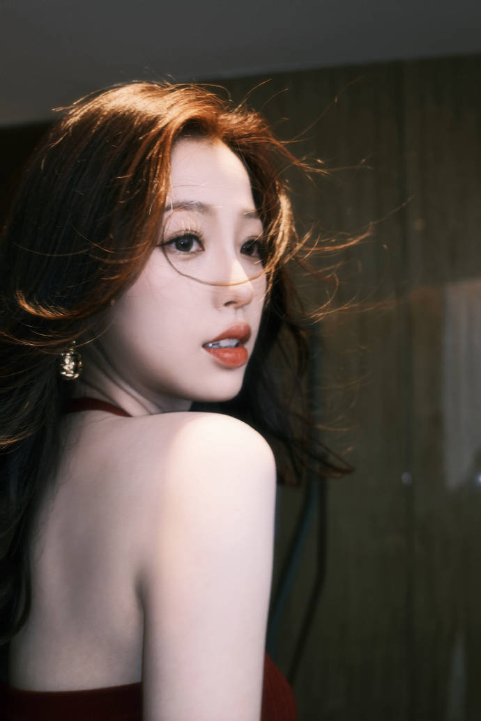 虞书欣穿红色吊带上衣大秀事业线！复古港风造型性感迷人