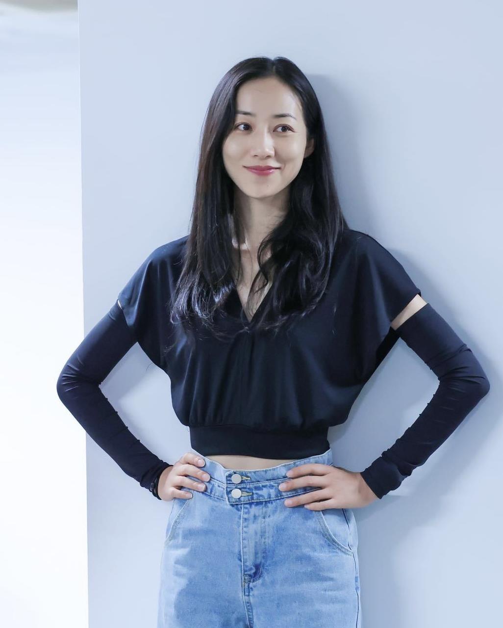 韩雪素颜也很好看，上T恤搭配牛仔裤清爽如少女-3