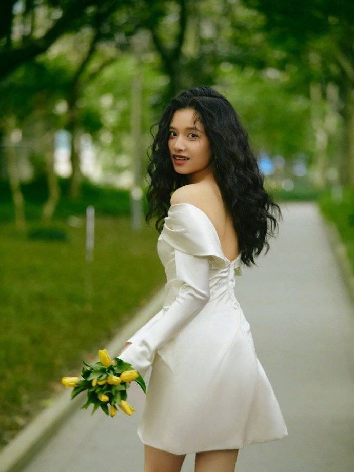 张婧仪深V裹身长裙大秀香肩玉背！港风造型太有女人味了-4