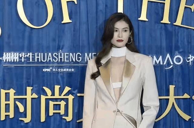 秦海璐张雨绮红毯造型翻车,何穗细布条遮胸穿搭比刘雯还惊艳-5 秦海璐张雨绮红毯造型翻车,何穗细布条遮胸穿搭比刘雯还惊艳