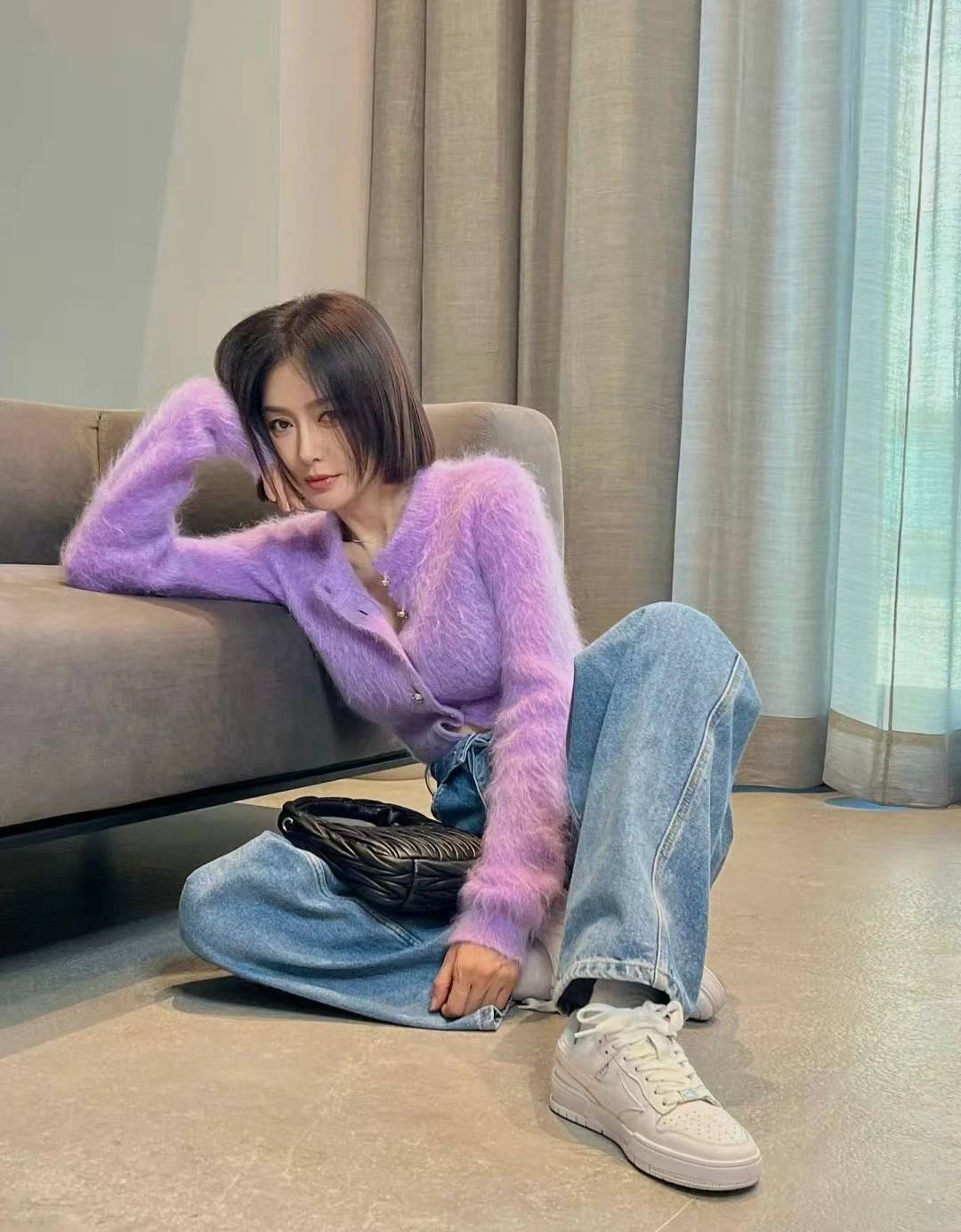 秦岚开春私服随拍，穿紫色毛衣搭配牛仔裤温婉动人女人味十足