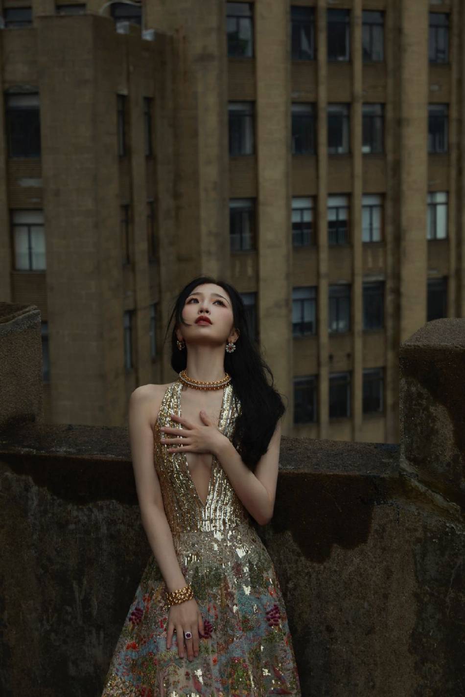 虞书欣异域风鎏金刺绣长裙大秀美背！曼妙身材太性感撩人-4