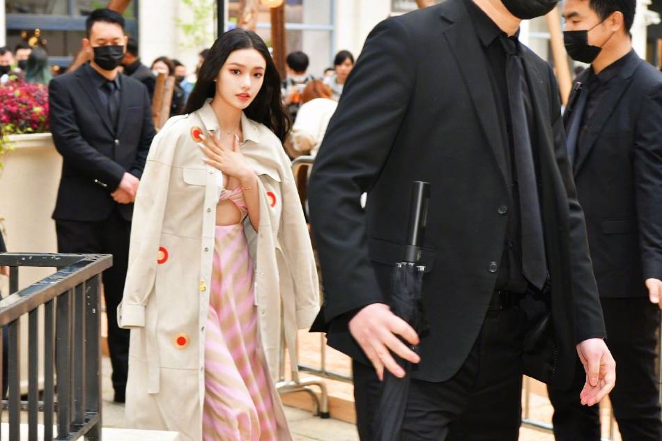 林允穿粉色长裙仙气飘飘！露事业线性感身材太撩人-3