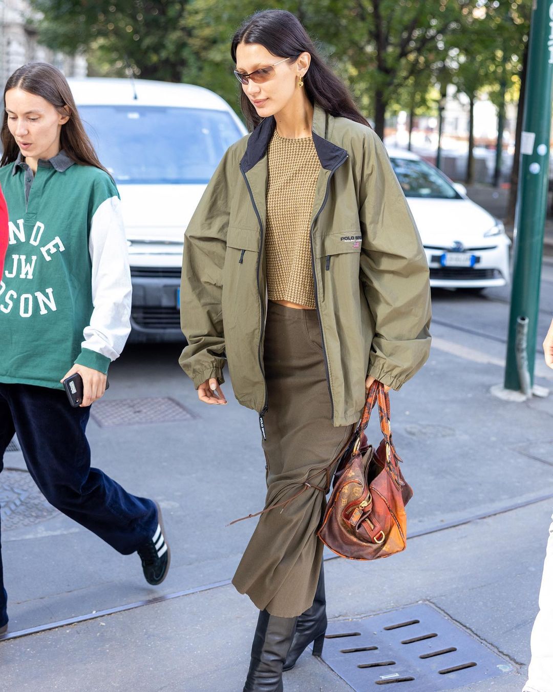 穿着好像随时都可以往户外跑:跟着Gorpcore风做最酷的山系辣妹