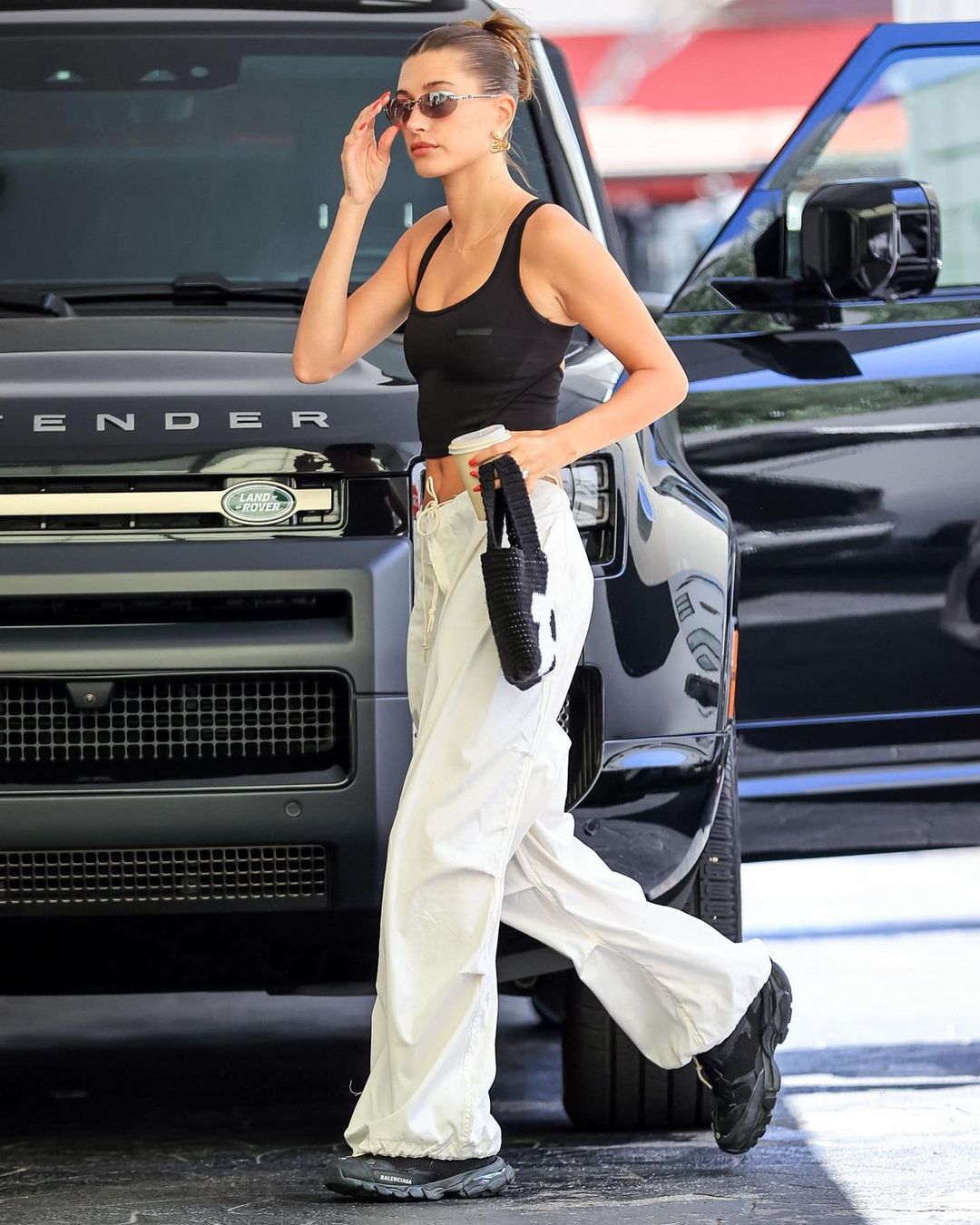 穿着好像随时都可以往户外跑:跟着Gorpcore风做最酷的山系辣妹