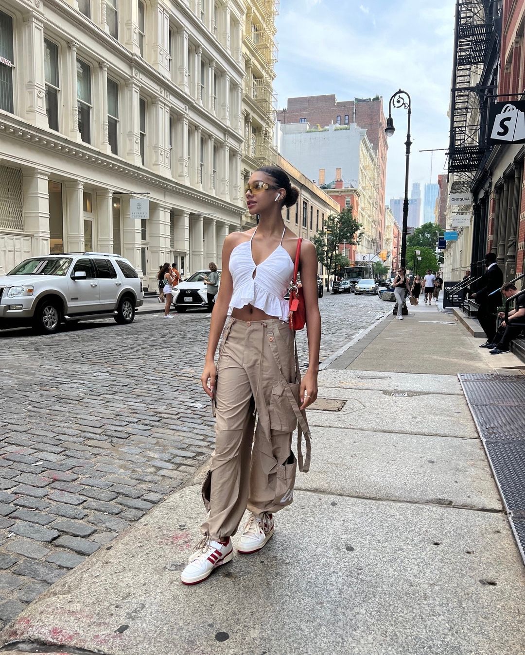 穿着好像随时都可以往户外跑:跟着Gorpcore风做最酷的山系辣妹