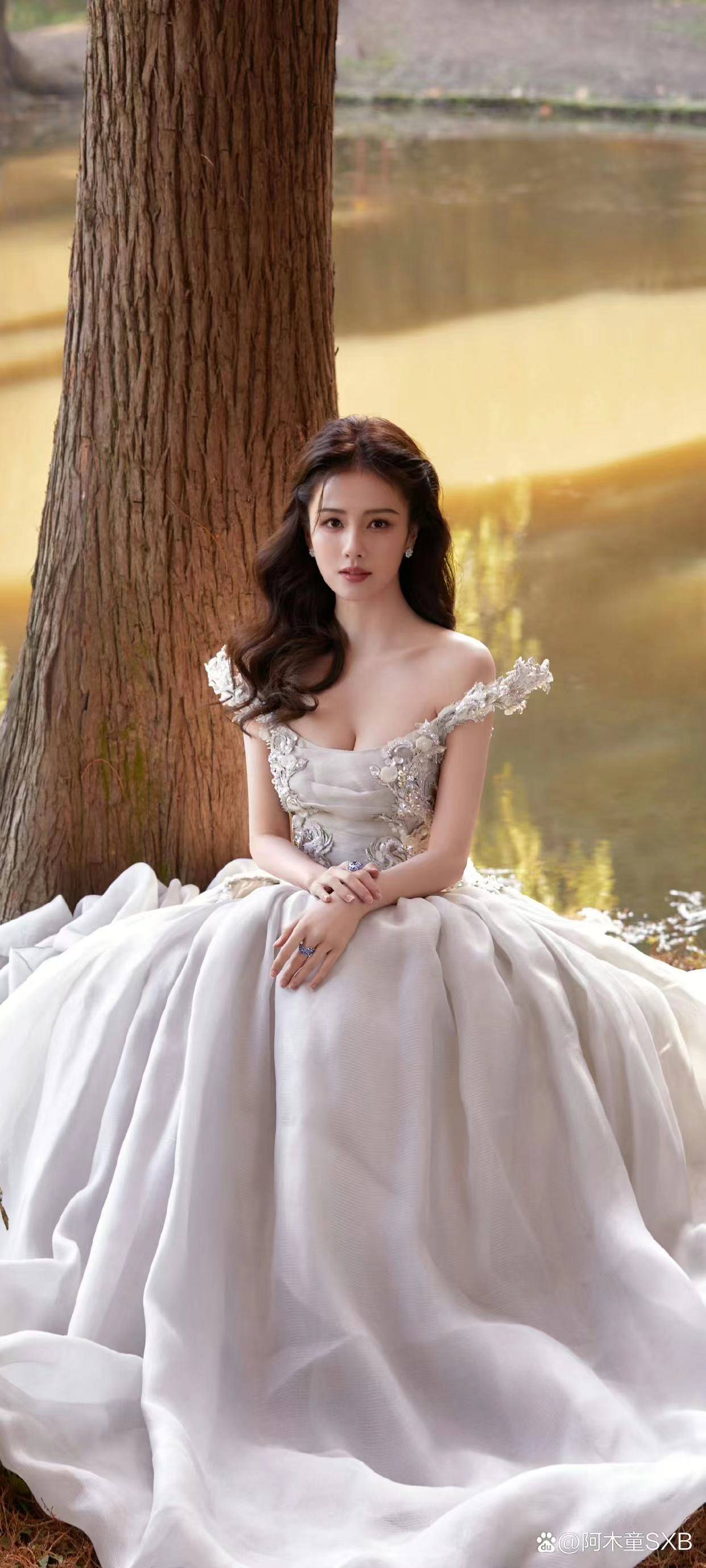 白鹿穿白色镶花纹抹胸裙露出事业线!面容精致性感撩人-7 白鹿穿白色镶花纹抹胸裙露出事业线!面容精致性感撩人