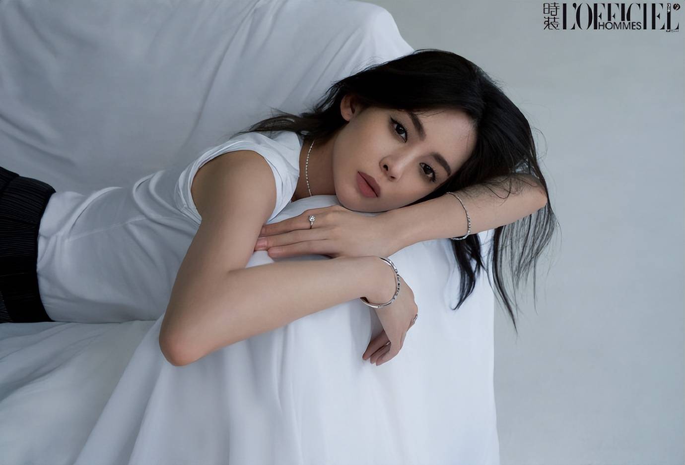 古力娜扎靓丽写真大秀白皙长腿！曼妙身材太迷人了