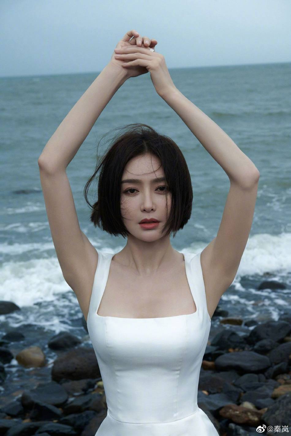 秦岚身穿白色长裙大秀长腿！曼妙身材性感迷人