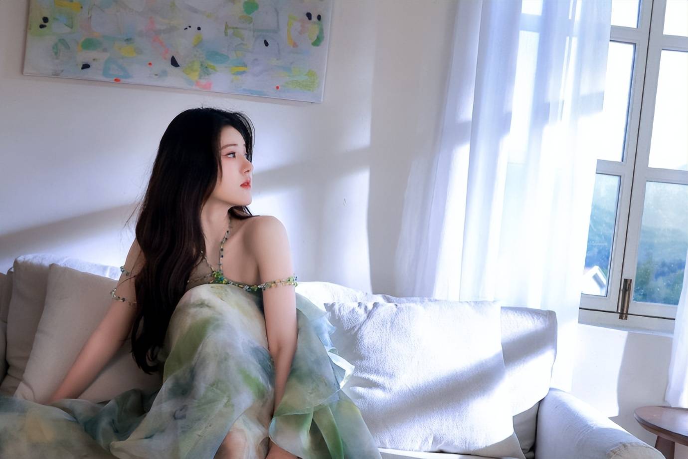 赵露思穿绿色扎染吊带裙勾勒出迷人香肩，雪白肌肤令人陶醉！