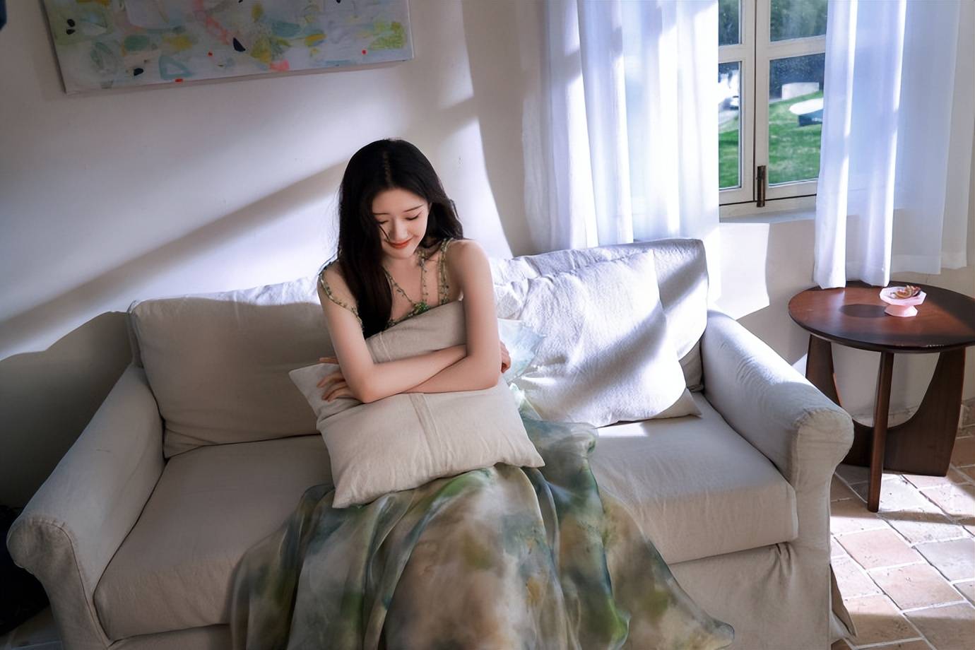 赵露思穿绿色扎染吊带裙勾勒出迷人香肩，雪白肌肤令人陶醉！