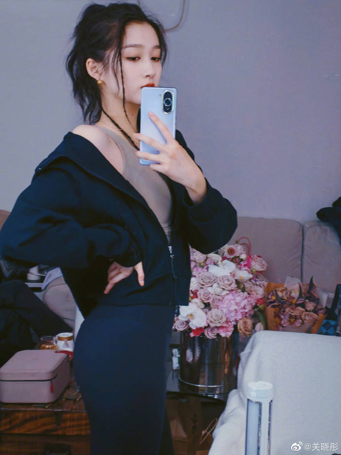 关晓彤穿紧身背心阔腿裤秀蛮腰！曼妙身材性感撩人-5