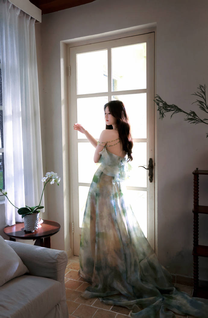 赵露思穿绿色扎染吊带裙勾勒出迷人香肩，雪白肌肤令人陶醉！