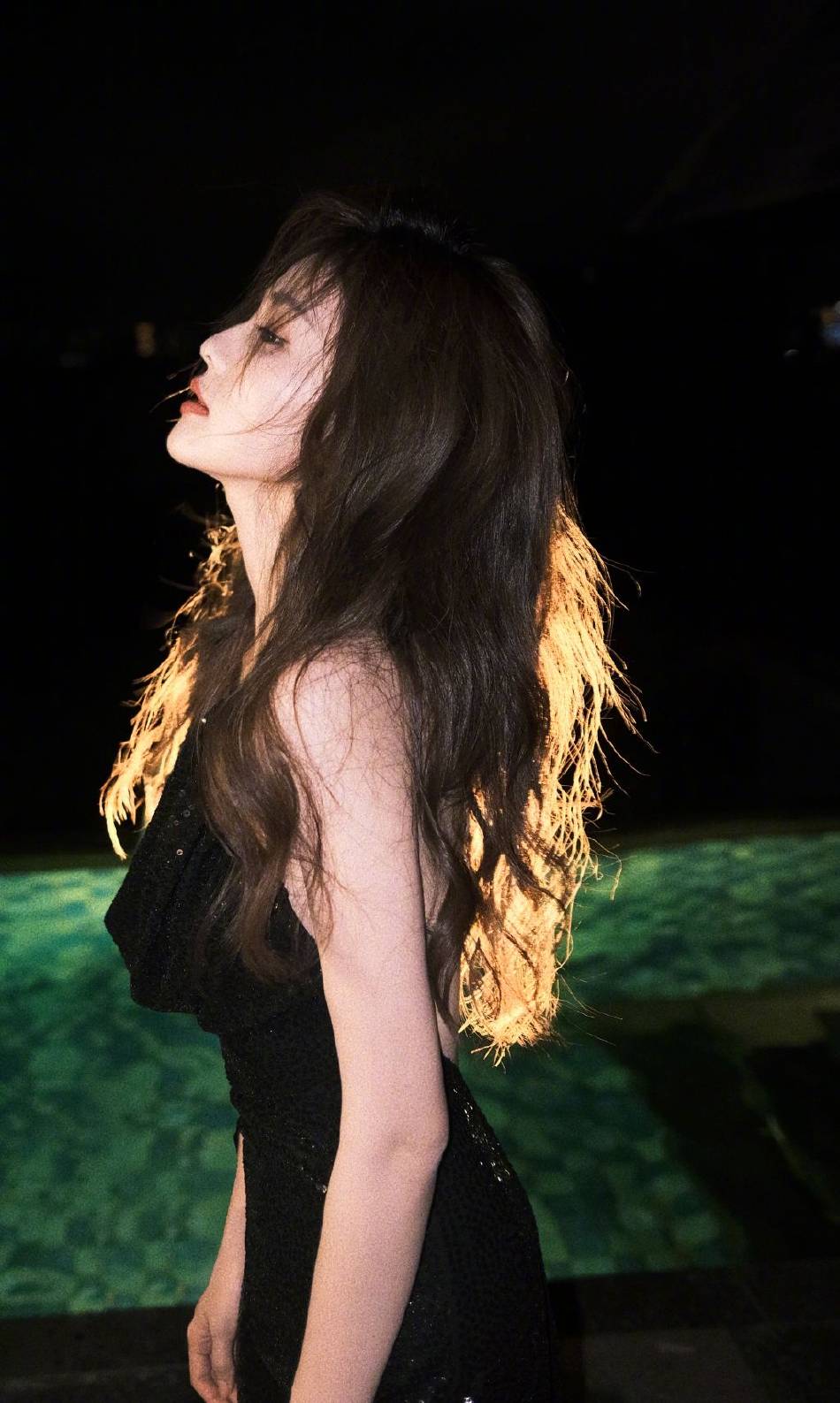 白鹿穿黑色亮片长裙大秀美背!港风感十足性感又撩人-5 白鹿穿黑色亮片长裙大秀美背!港风感十足性感又撩人