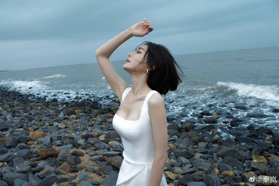 秦岚身穿白色长裙大秀长腿！曼妙身材性感迷人