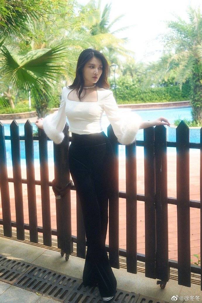 徐冬冬白衣黑裙写真大秀小蛮腰！魔鬼身材性感撩人-2