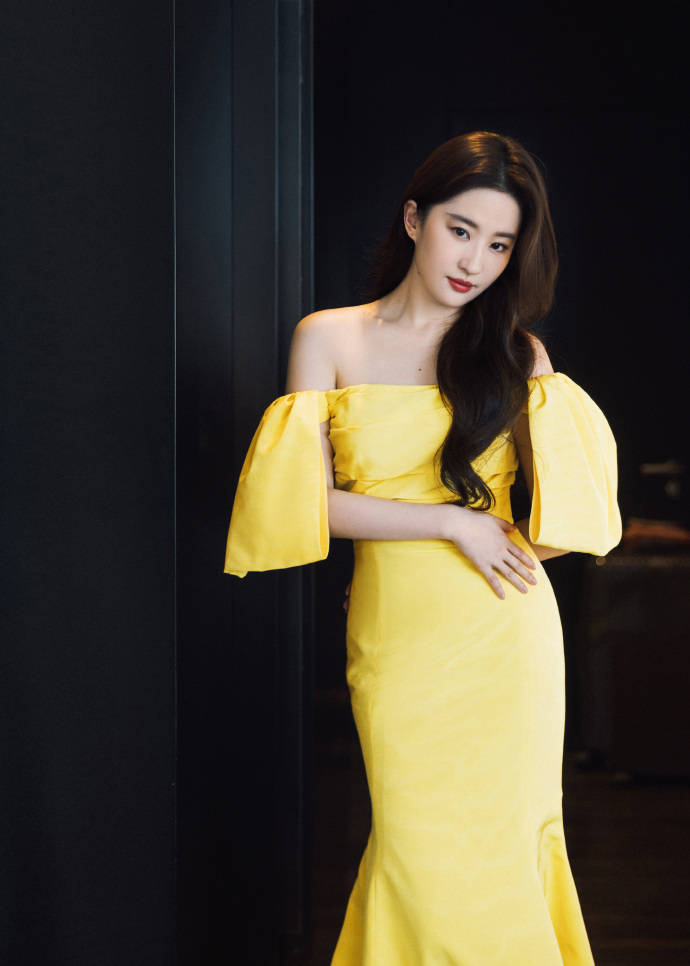 刘亦菲穿深V条纹裙露出事业线！曼妙身材性感撩人-3