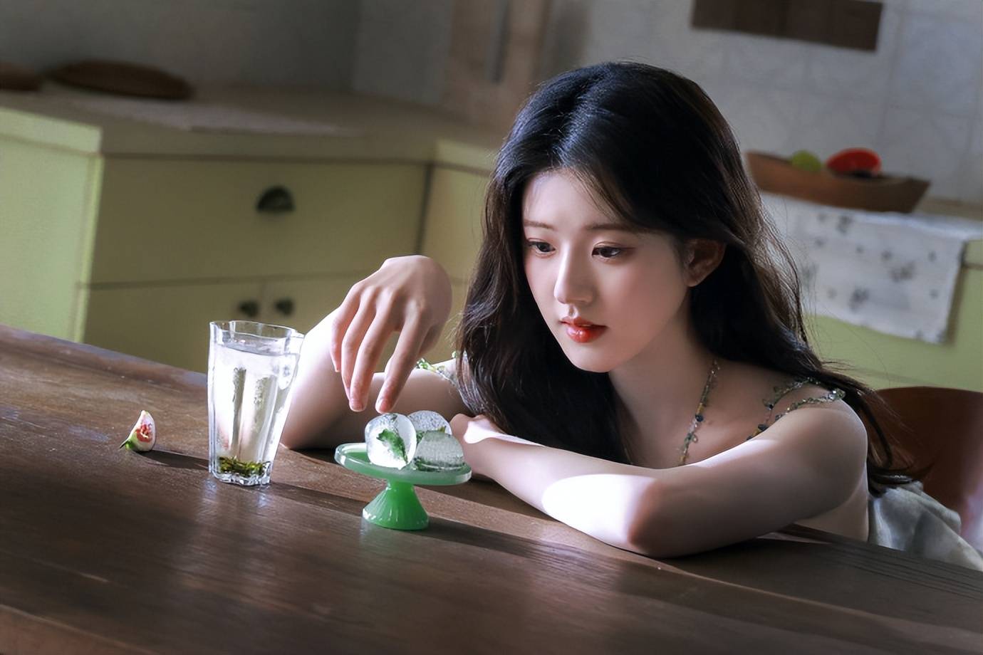 赵露思穿绿色扎染吊带裙勾勒出迷人香肩，雪白肌肤令人陶醉！