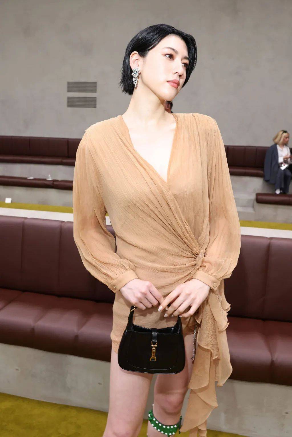 日本女星三吉彩花穿棕裙写真大秀事业线！性感魅力毫不掩饰！-2