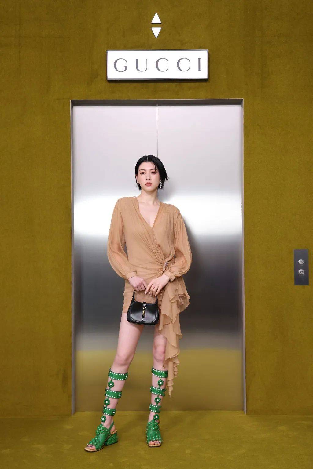 日本女星三吉彩花穿棕裙写真大秀事业线！性感魅力毫不掩饰！-5