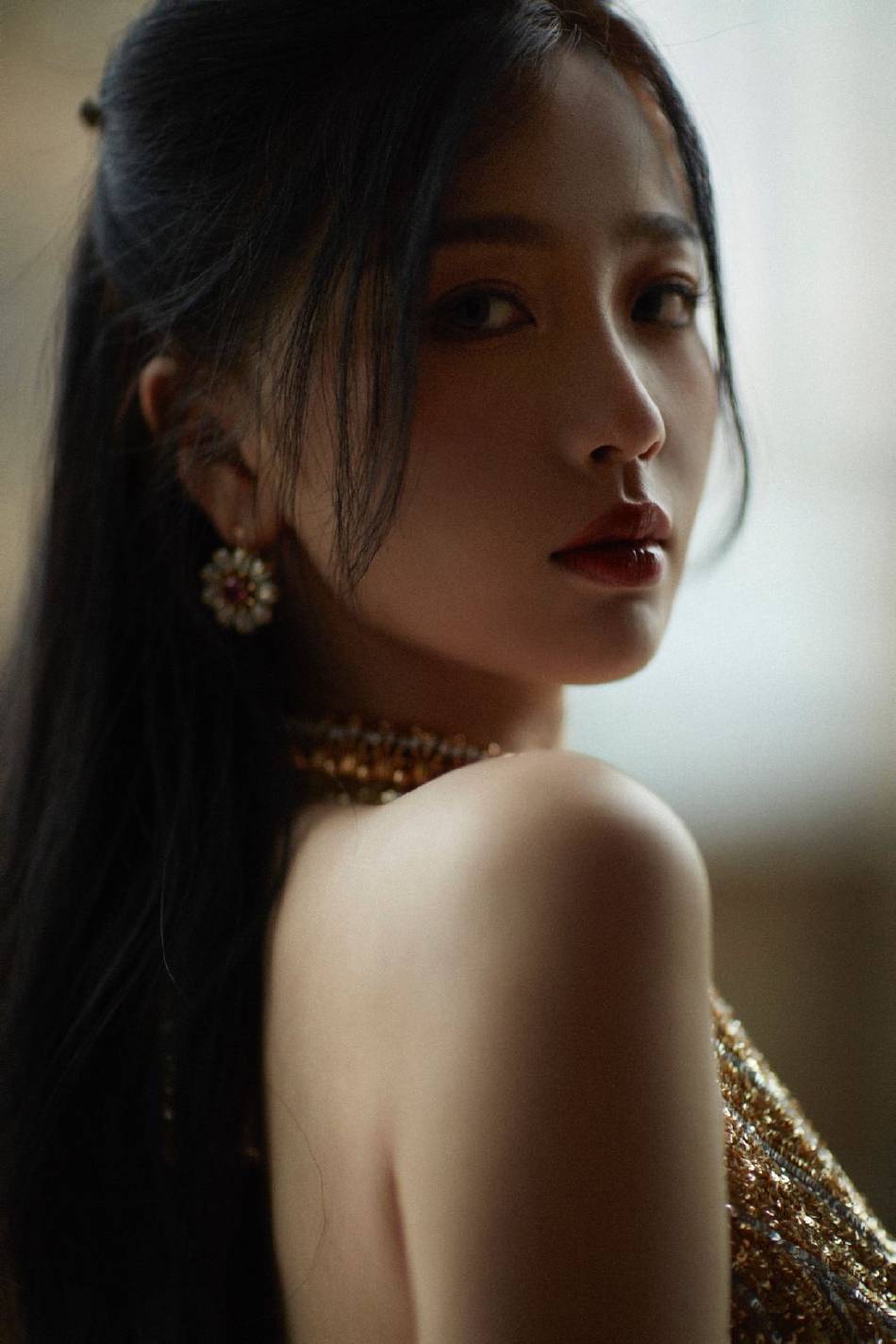 虞书欣异域风鎏金刺绣长裙大秀美背！曼妙身材太性感撩人-2