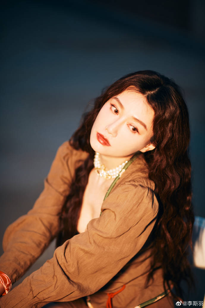 美女主播李斯羽写真露出事业线大美腿！雪肤玉貌性感火辣-1
