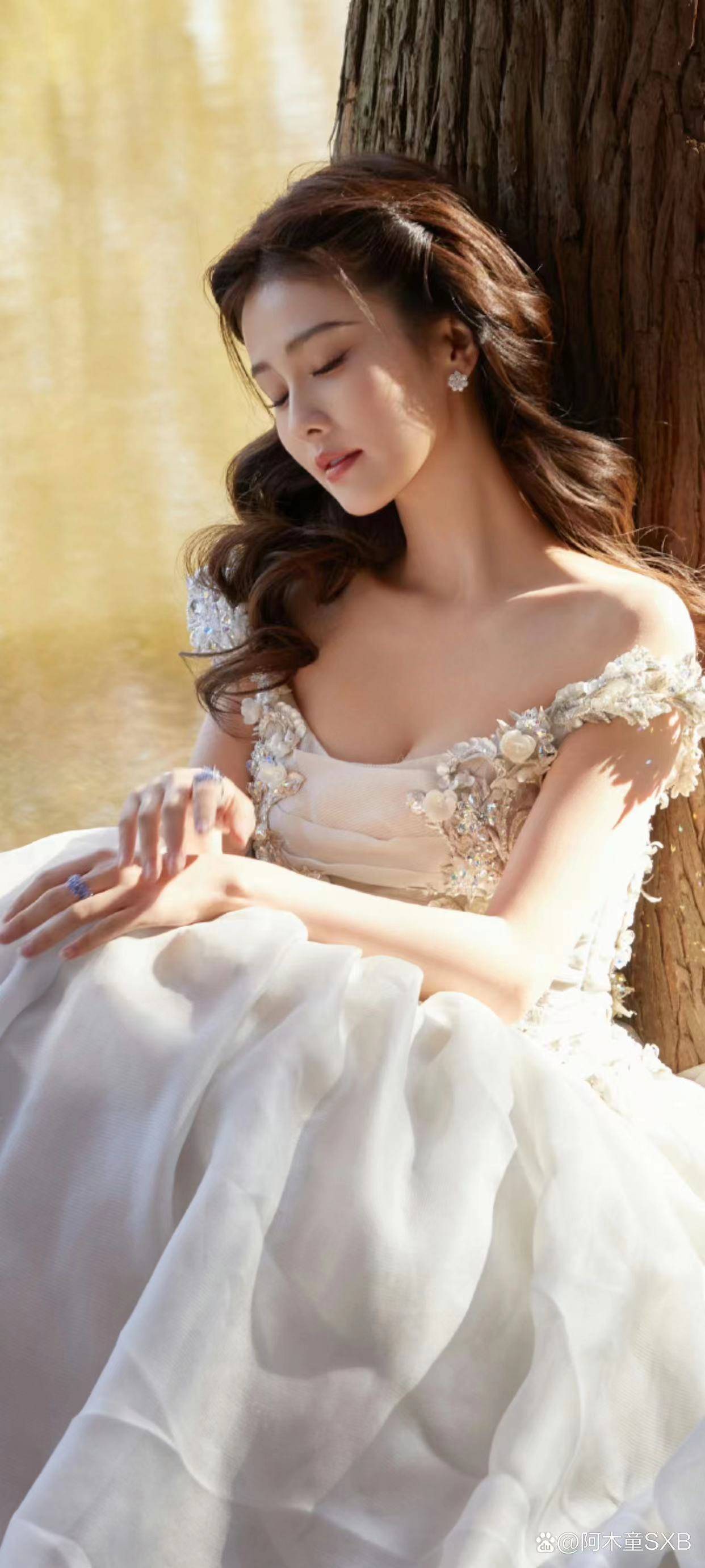 白鹿穿白色镶花纹抹胸裙露出事业线!面容精致性感撩人-6 白鹿穿白色镶花纹抹胸裙露出事业线!面容精致性感撩人