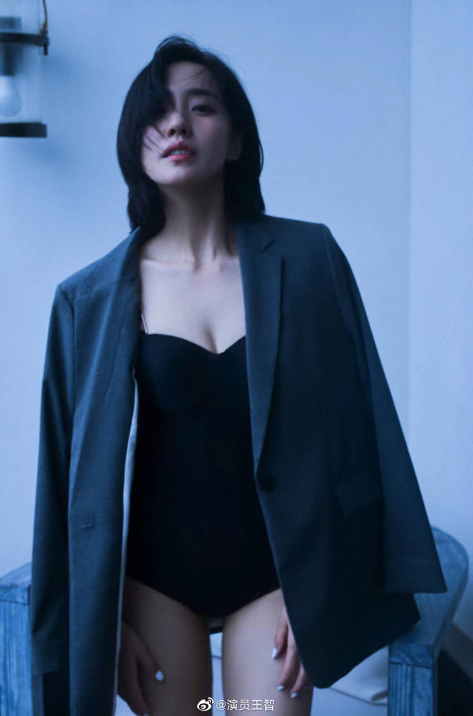 王智穿泳装写真露事业线大美腿！魔鬼身材火辣迷人-4