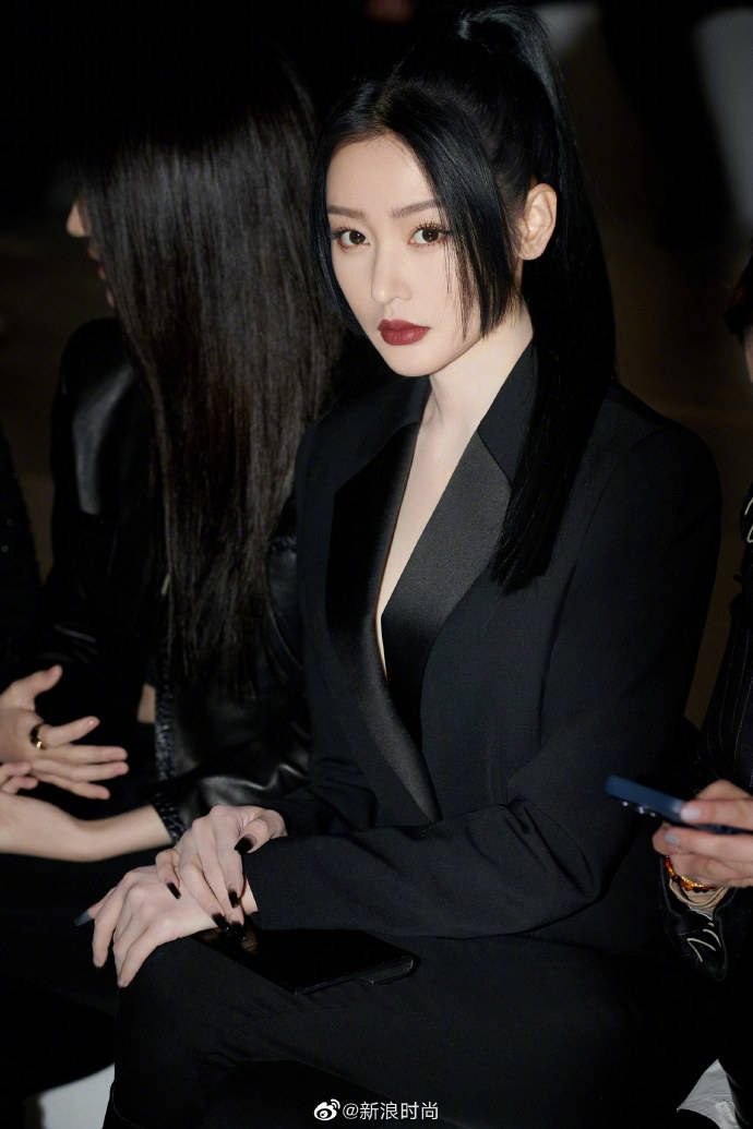 张天爱穿真空西装大秀曼妙身材！惊艳众人美艳无比-3