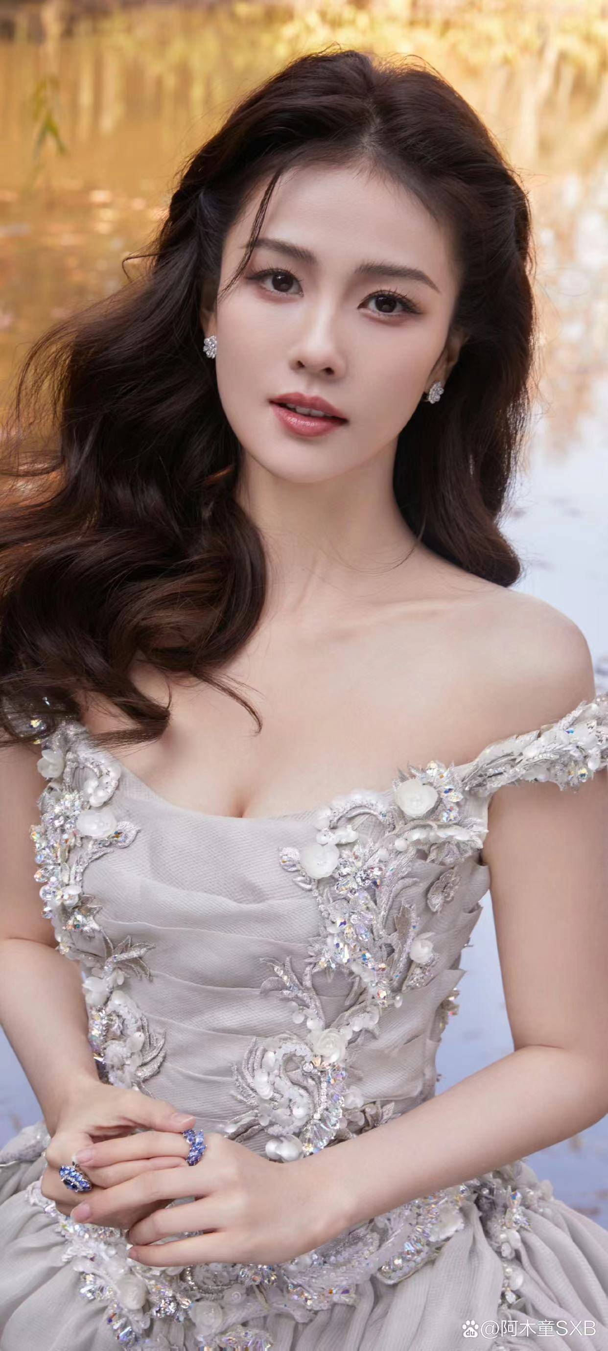 白鹿穿白色镶花纹抹胸裙露出事业线!面容精致性感撩人-1 白鹿穿白色镶花纹抹胸裙露出事业线!面容精致性感撩人