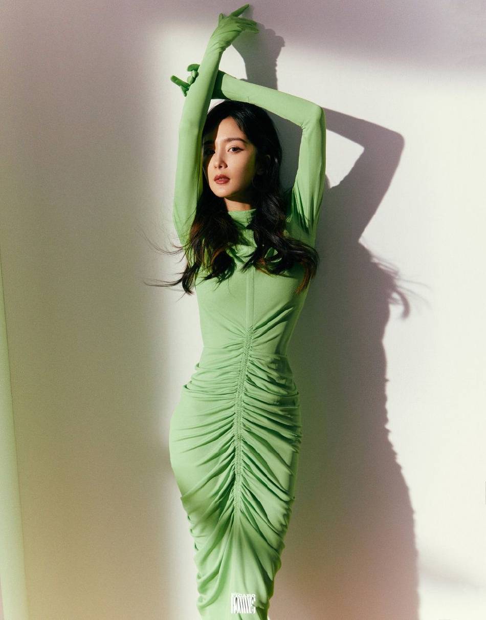 杨幂最新写真展现完美身材！肤白貌美大长腿惊艳无比