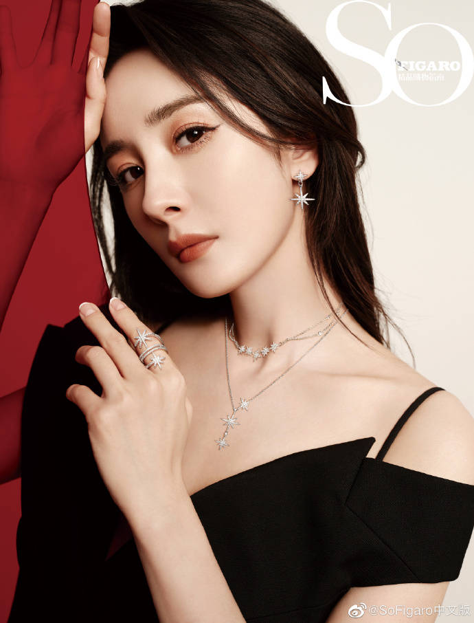 杨幂最新写真曝光，小蛮腰惹眼！完美身材性感迷人