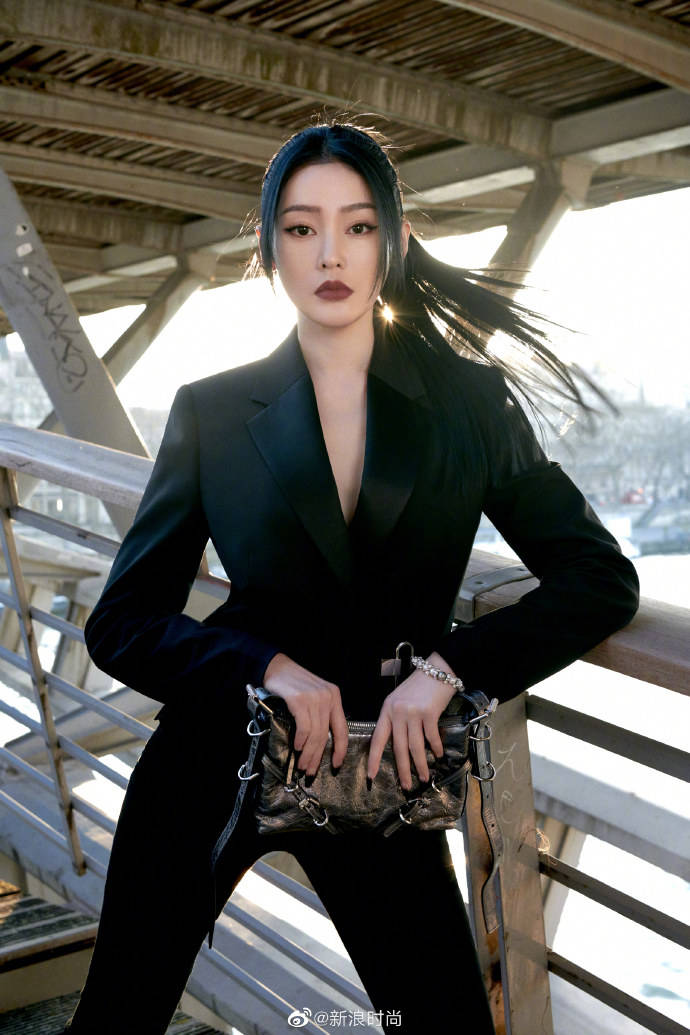 张天爱穿真空西装大秀曼妙身材！惊艳众人美艳无比-4