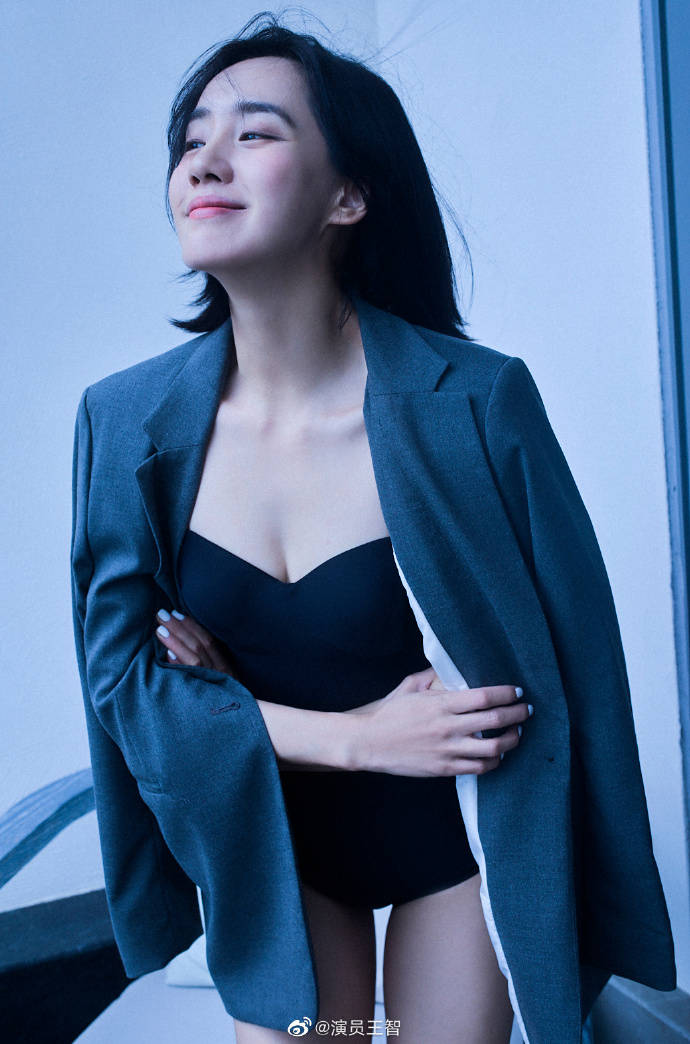 王智穿泳装写真露事业线大美腿！魔鬼身材火辣迷人-2