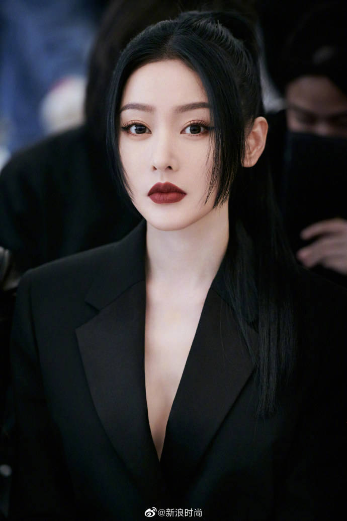 张天爱穿真空西装大秀曼妙身材！惊艳众人美艳无比-2