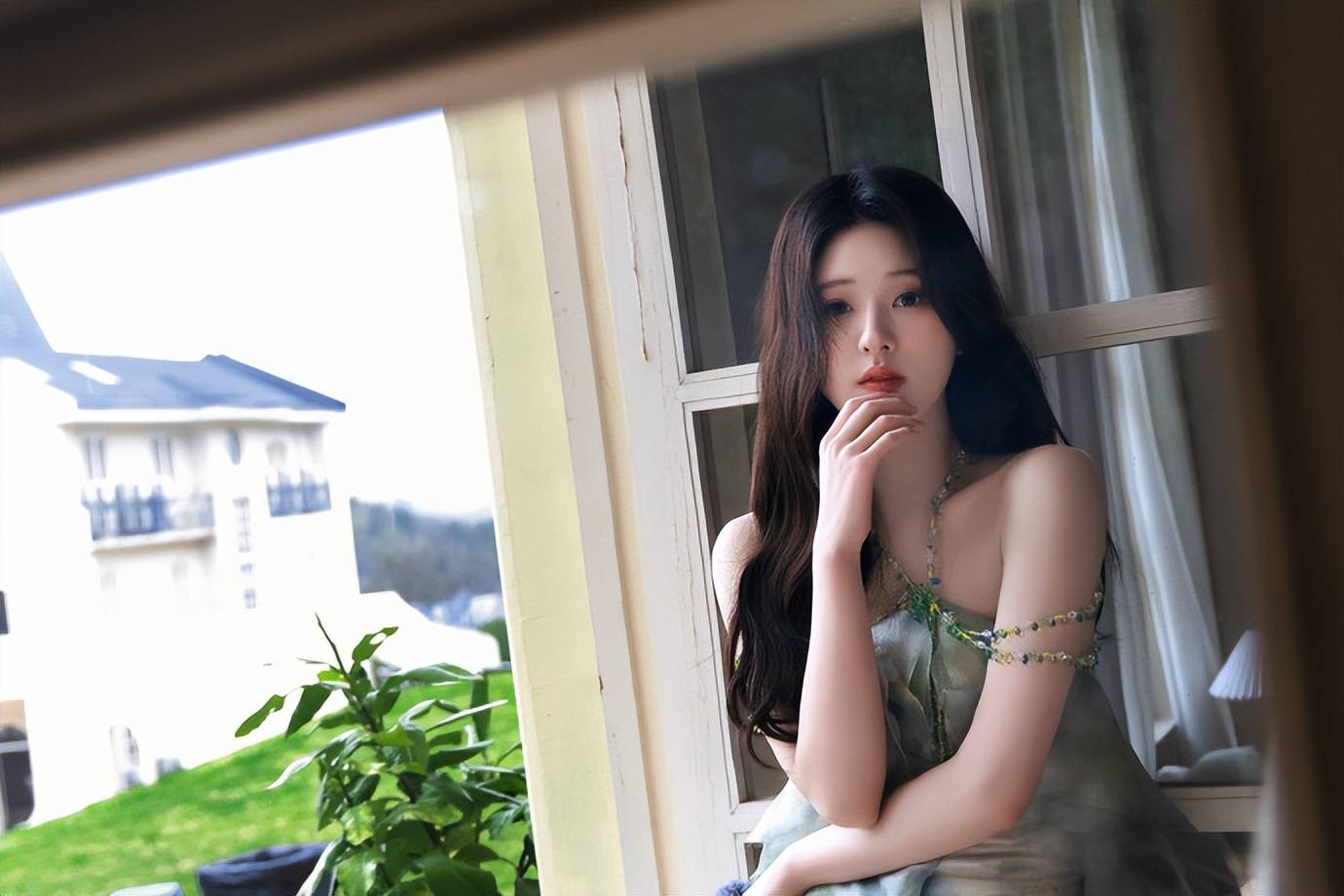 赵露思穿绿色扎染吊带裙勾勒出迷人香肩，雪白肌肤令人陶醉！