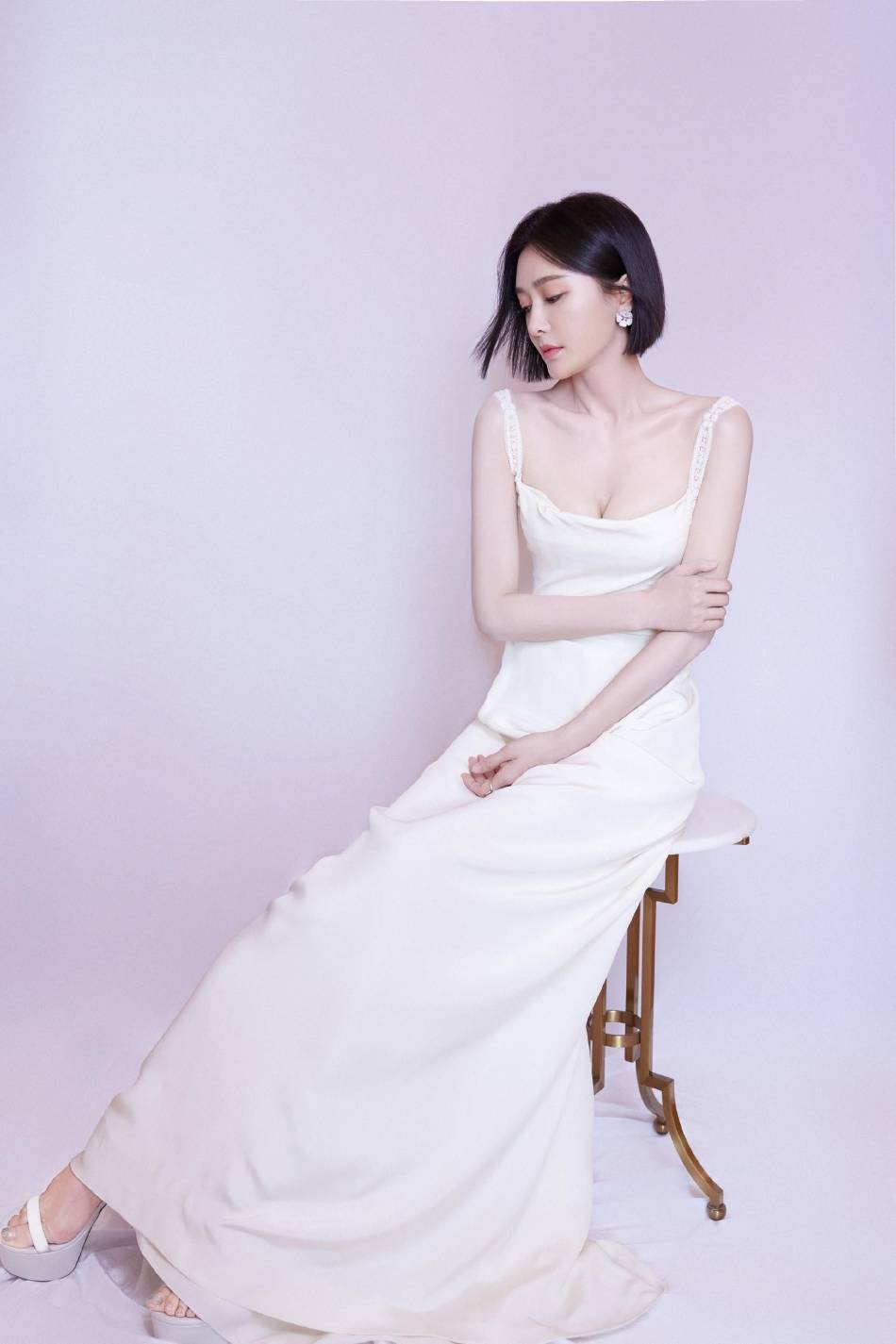 秦岚穿白色吊带长裙露出事业线！凹凸有致的身材性感迷人