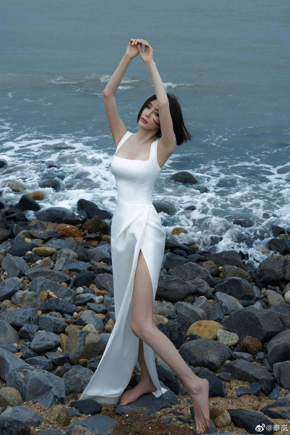 秦岚身穿白色长裙大秀长腿！曼妙身材性感迷人
