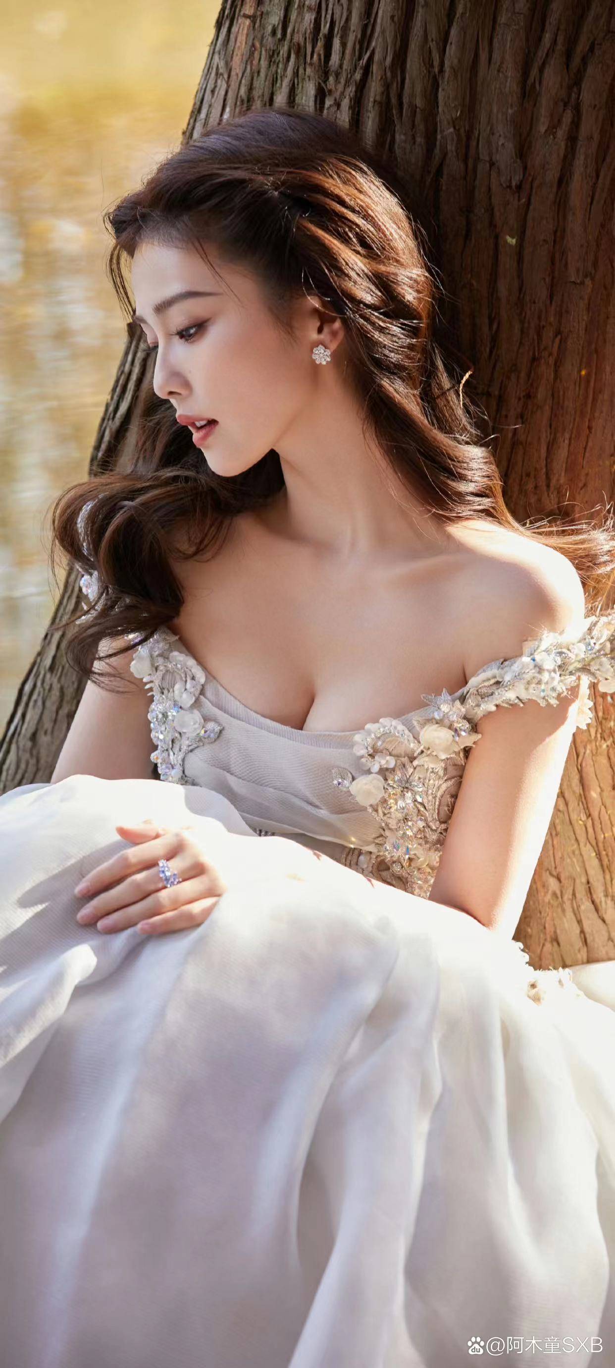 白鹿穿白色镶花纹抹胸裙露出事业线!面容精致性感撩人-4 白鹿穿白色镶花纹抹胸裙露出事业线!面容精致性感撩人