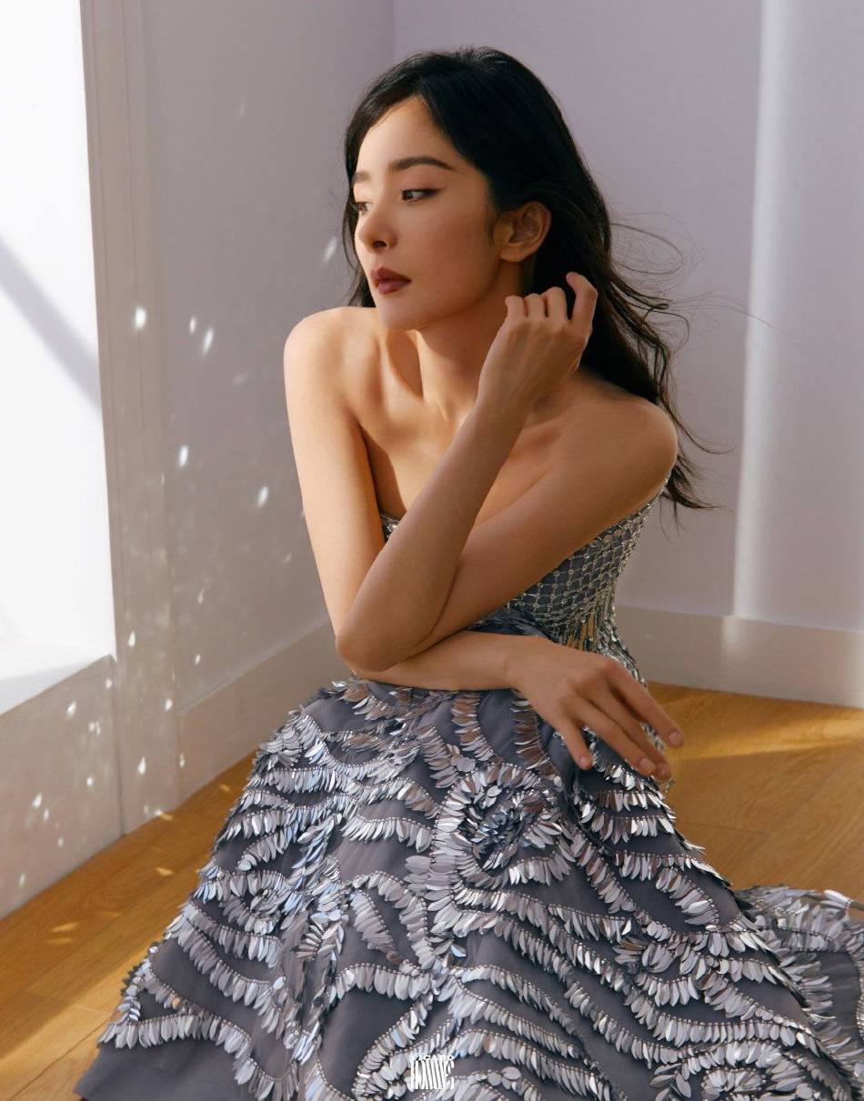 杨幂最新写真展现完美身材！肤白貌美大长腿惊艳无比