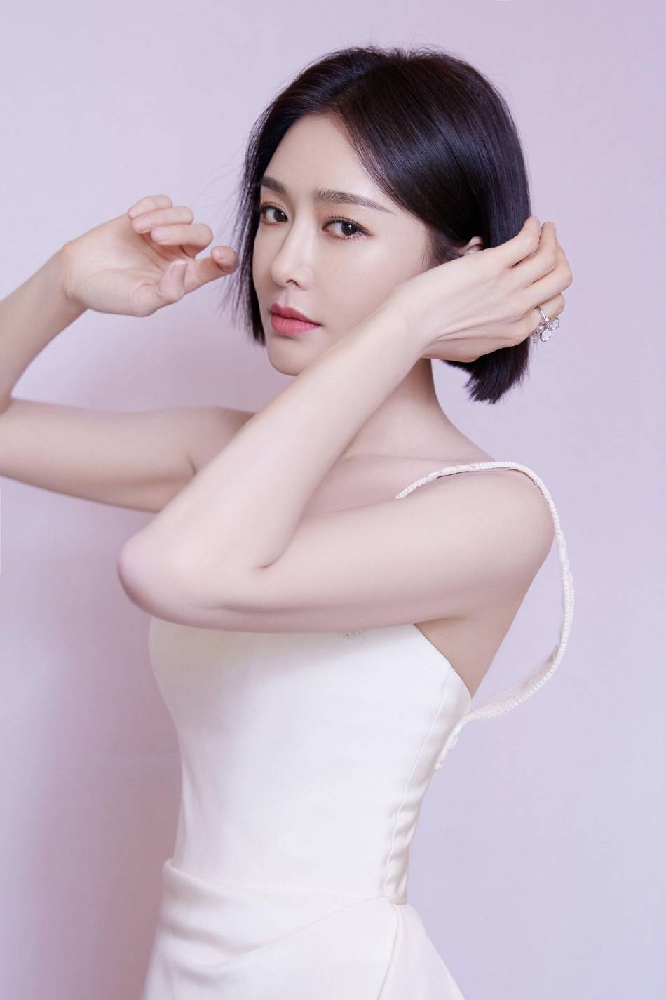 秦岚穿白色吊带长裙露出事业线！凹凸有致的身材性感迷人