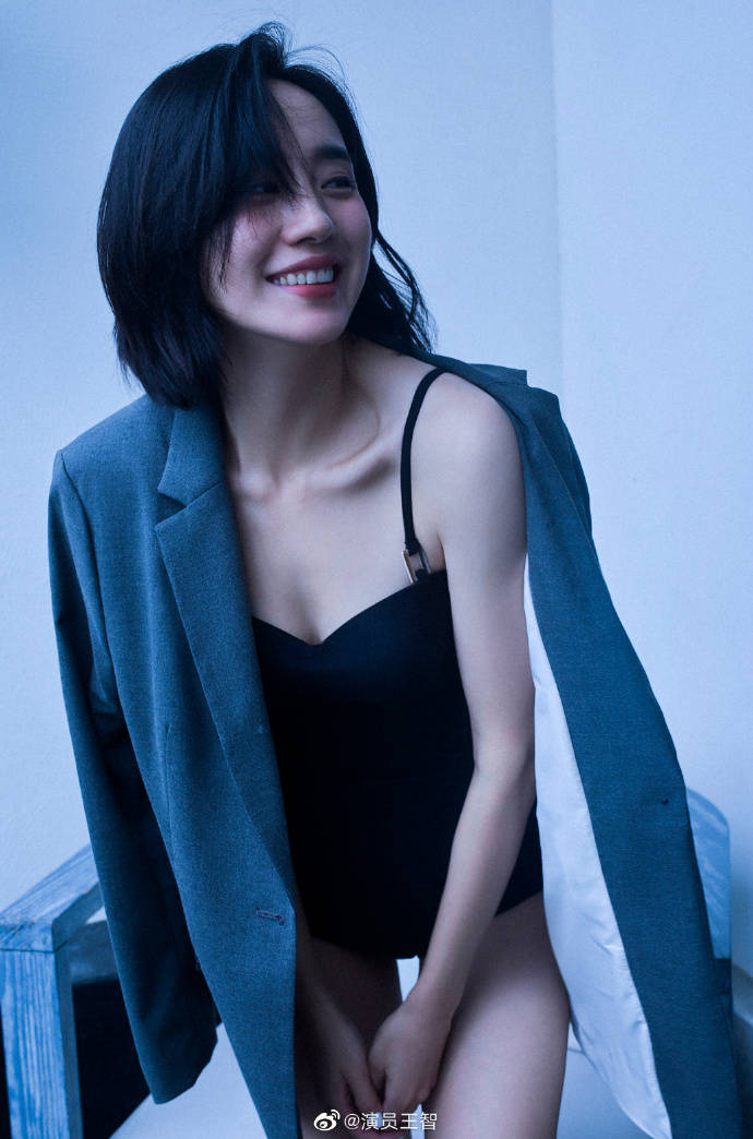 王智穿泳装写真露事业线大美腿！魔鬼身材火辣迷人-1