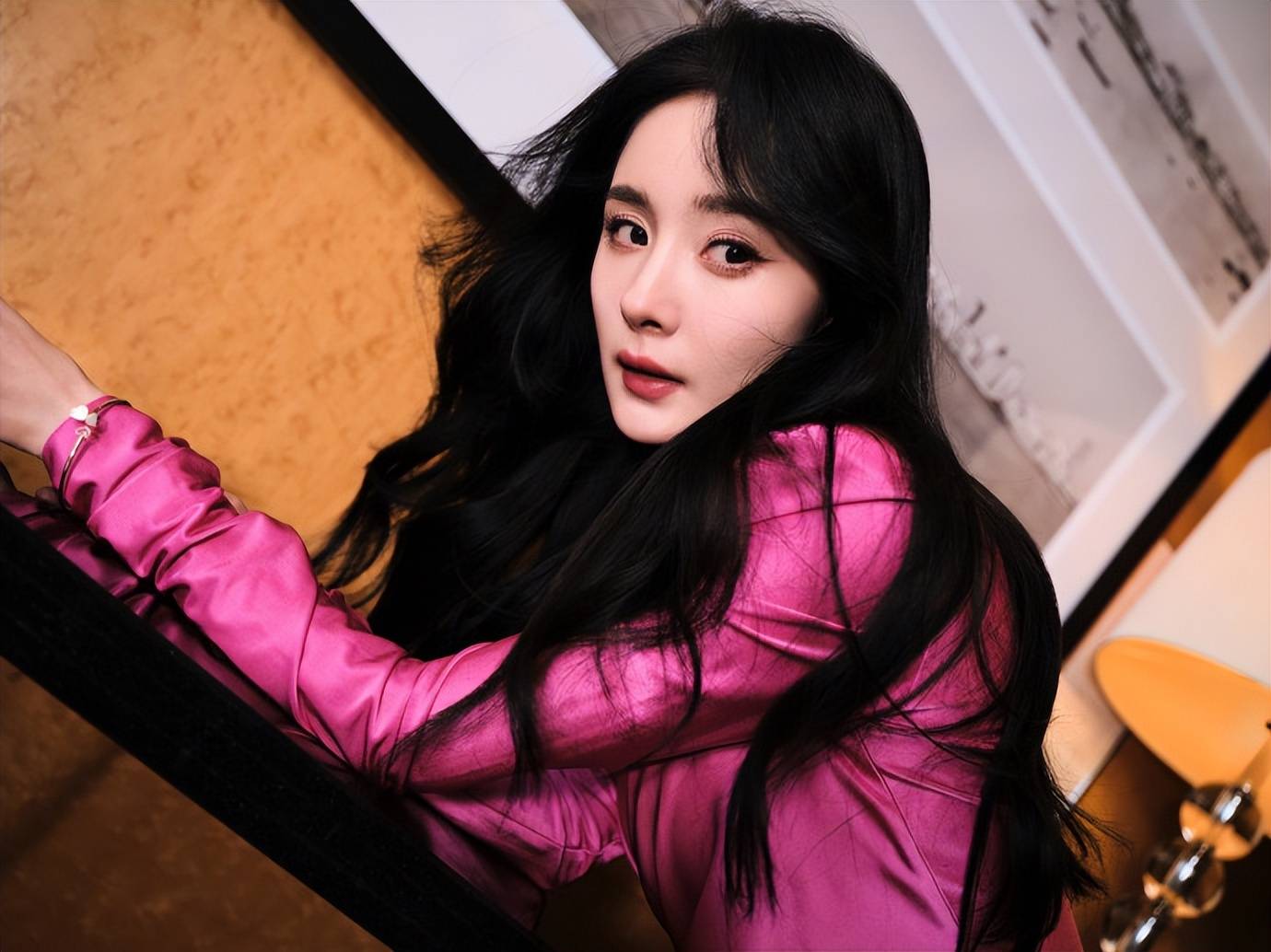 杨幂穿玫瑰色绸缎短裙大秀美腿！面容精致妩媚动人