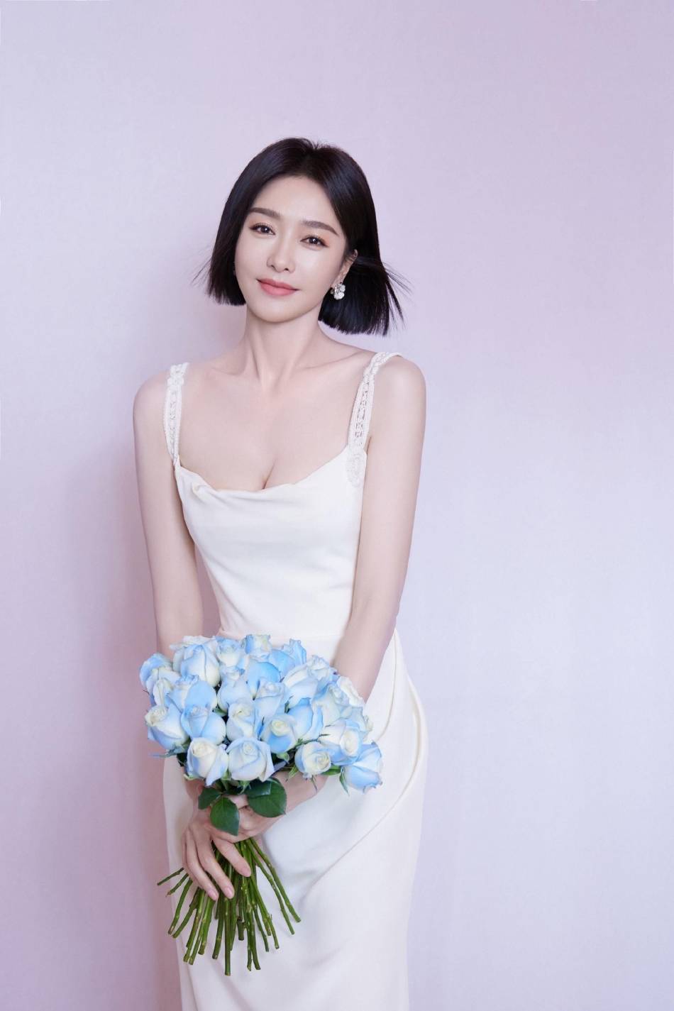 秦岚穿白色吊带长裙露出事业线！凹凸有致的身材性感迷人