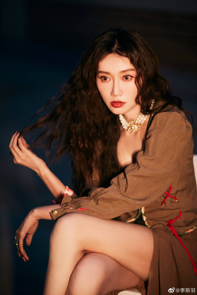 美女主播李斯羽写真露出事业线大美腿！雪肤玉貌性感火辣-3