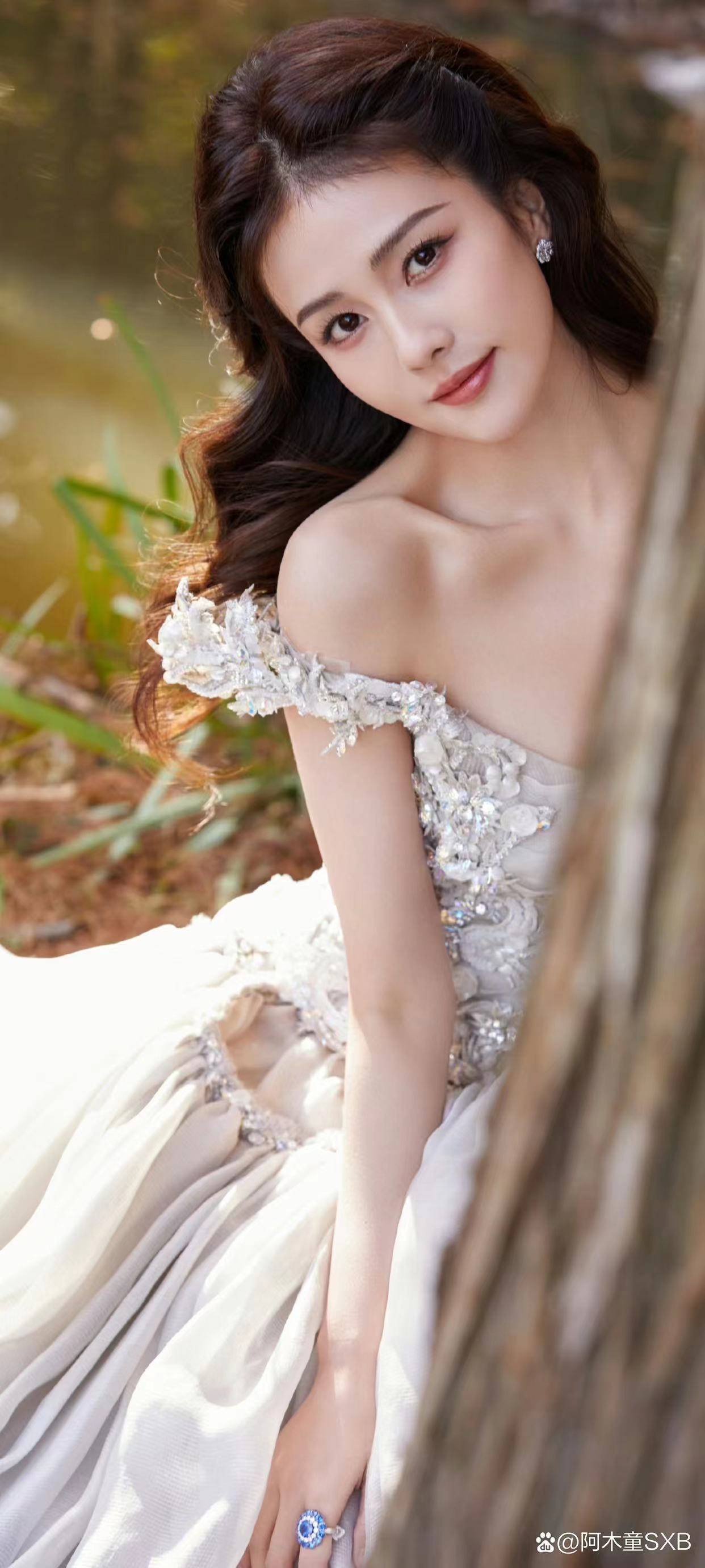 白鹿穿白色镶花纹抹胸裙露出事业线!面容精致性感撩人-2 白鹿穿白色镶花纹抹胸裙露出事业线!面容精致性感撩人